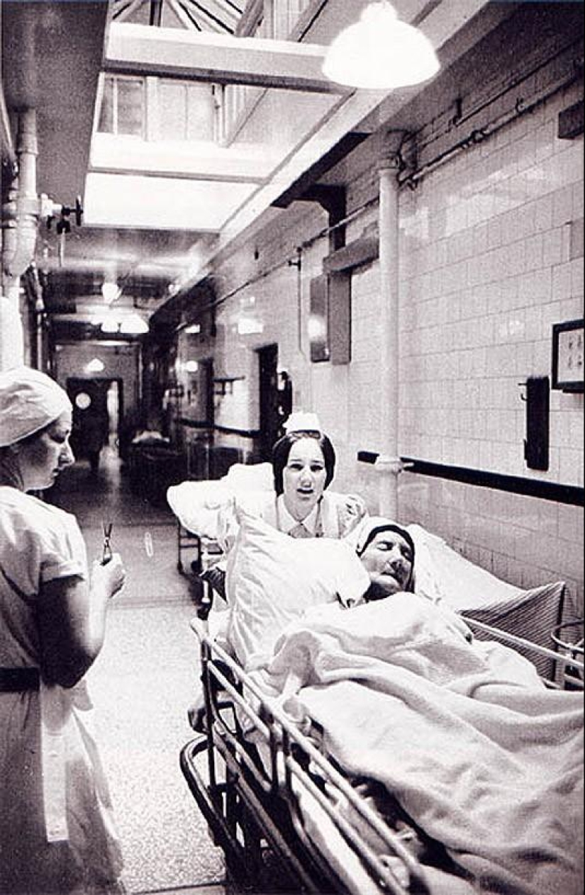 Photo from the rare edition of Ian Berry &quot;The English&quot;
