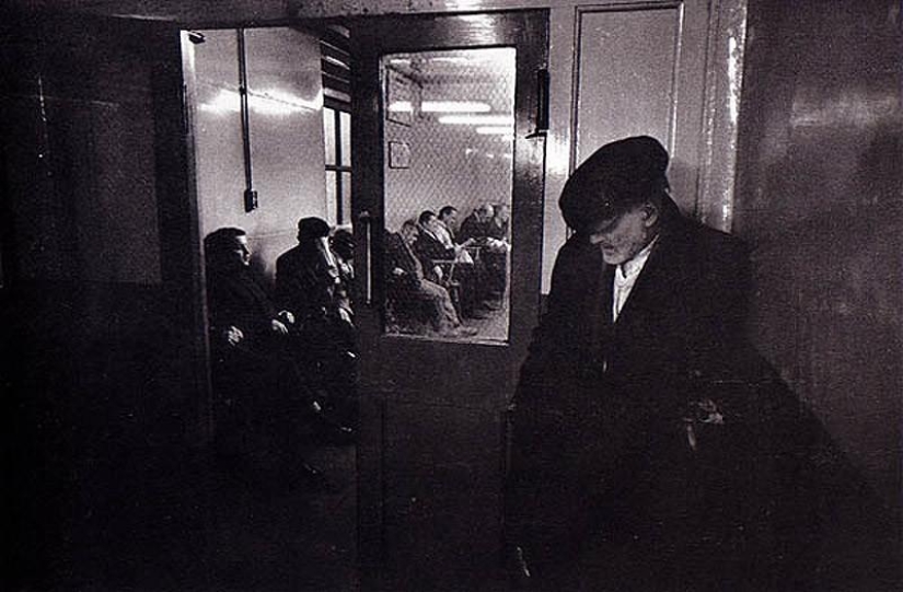 Photo from the rare edition of Ian Berry &quot;The English&quot;