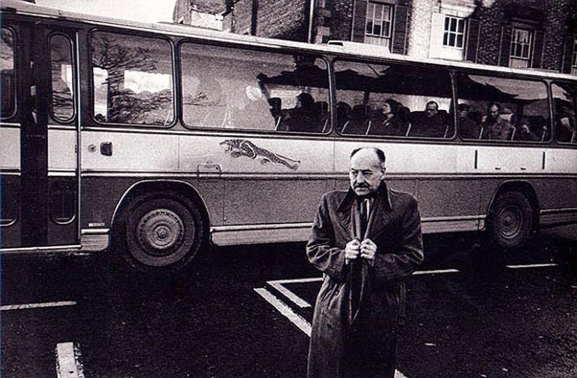 Photo from the rare edition of Ian Berry &quot;The English&quot;