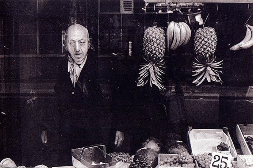 Photo from the rare edition of Ian Berry &quot;The English&quot;