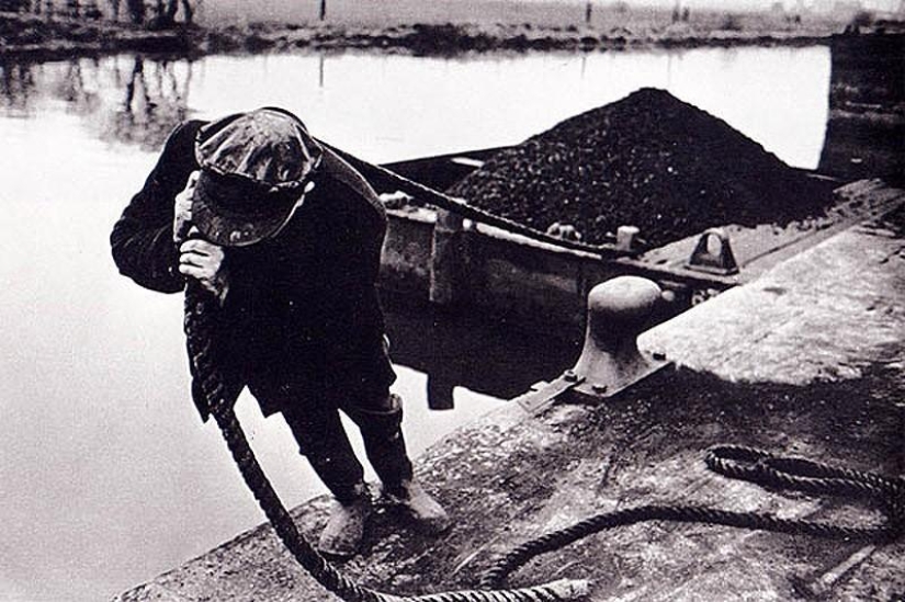 Photo from the rare edition of Ian Berry &quot;The English&quot;