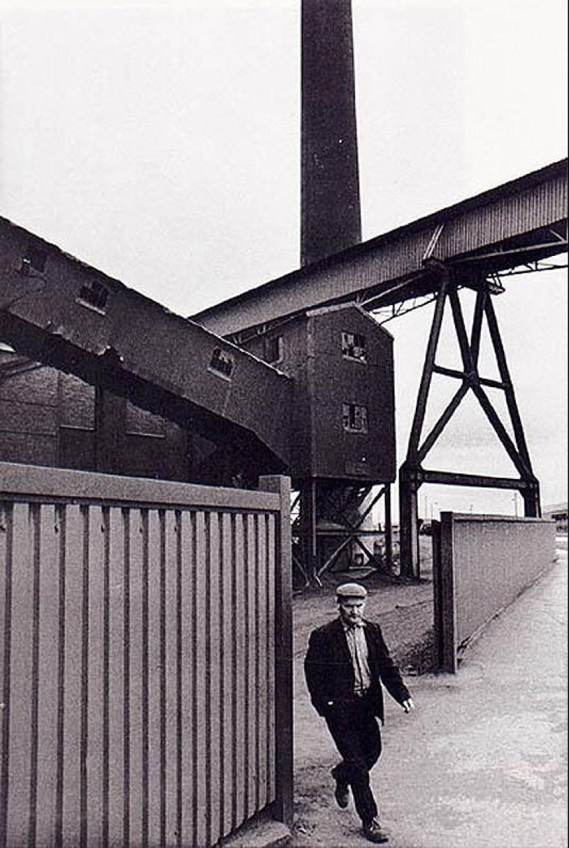 Photo from the rare edition of Ian Berry &quot;The English&quot;