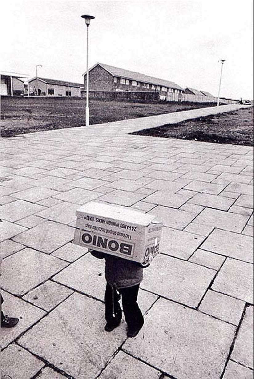Photo from the rare edition of Ian Berry &quot;The English&quot;
