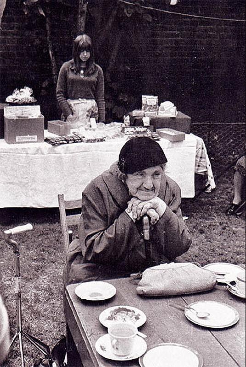 Photo from the rare edition of Ian Berry &quot;The English&quot;