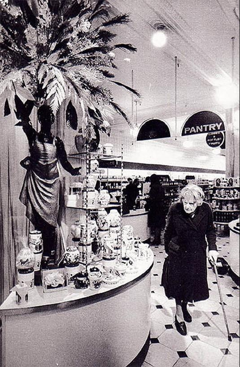 Photo from the rare edition of Ian Berry &quot;The English&quot;