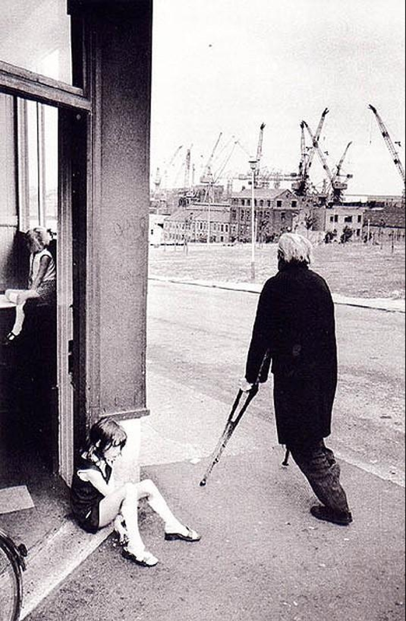 Photo from the rare edition of Ian Berry &quot;The English&quot;