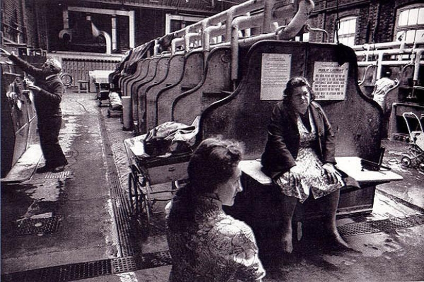 Photo from the rare edition of Ian Berry &quot;The English&quot;