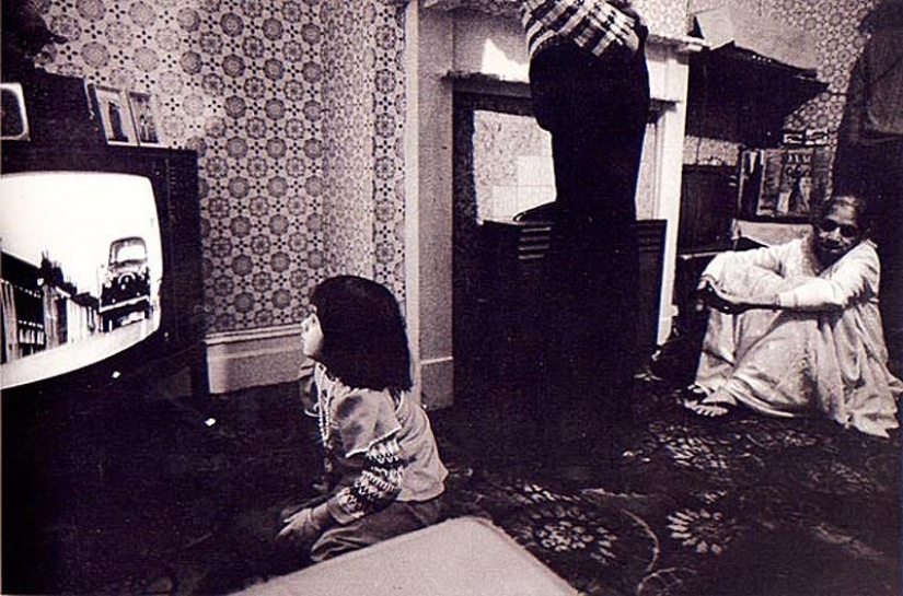Photo from the rare edition of Ian Berry &quot;The English&quot;