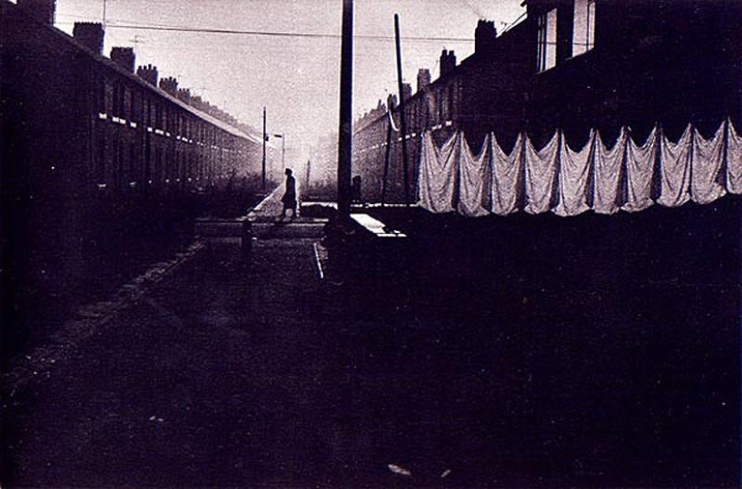 Photo from the rare edition of Ian Berry &quot;The English&quot;