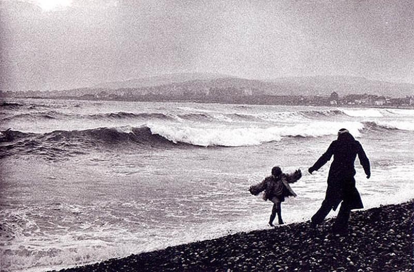Photo from the rare edition of Ian Berry &quot;The English&quot;