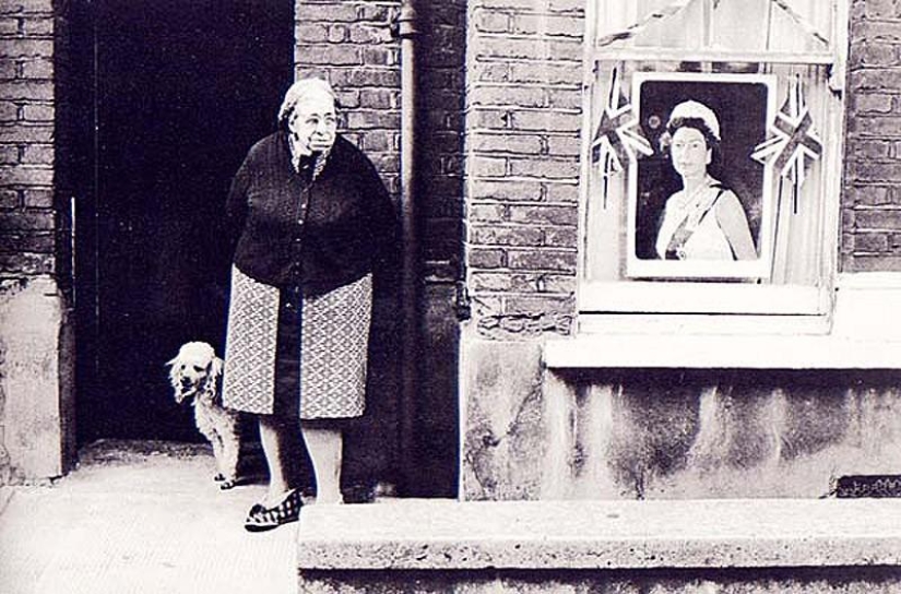 Photo from the rare edition of Ian Berry &quot;The English&quot;