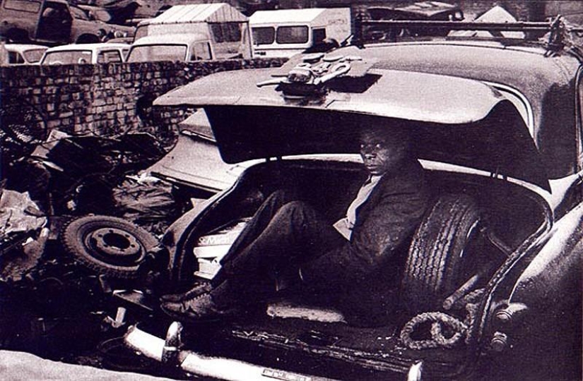 Photo from the rare edition of Ian Berry &quot;The English&quot;
