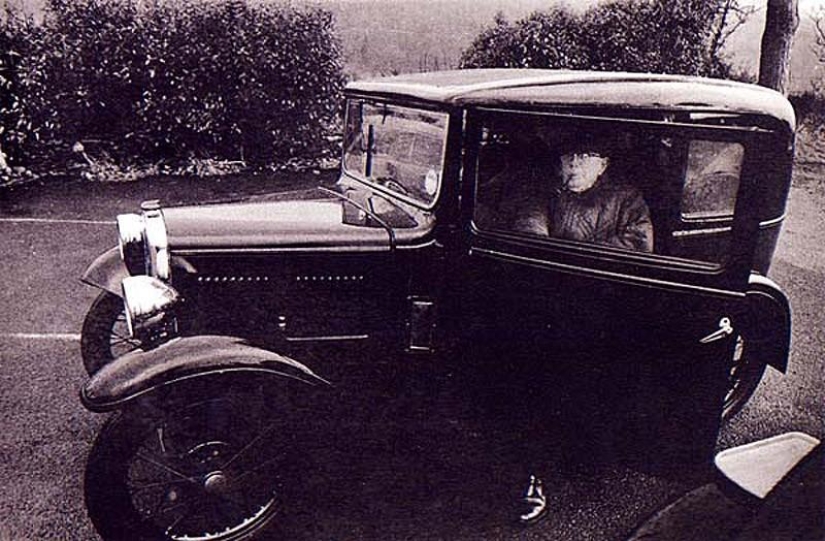Photo from the rare edition of Ian Berry &quot;The English&quot;