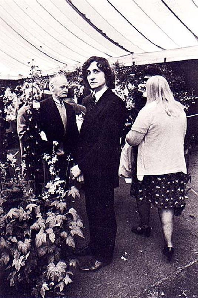Photo from the rare edition of Ian Berry &quot;The English&quot;