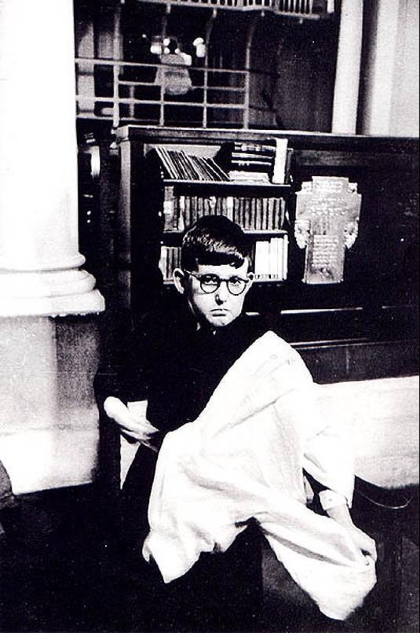 Photo from the rare edition of Ian Berry &quot;The English&quot;
