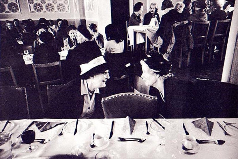 Photo from the rare edition of Ian Berry &quot;The English&quot;