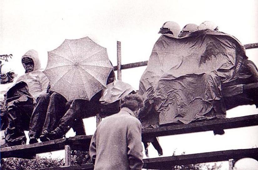 Photo from the rare edition of Ian Berry &quot;The English&quot;
