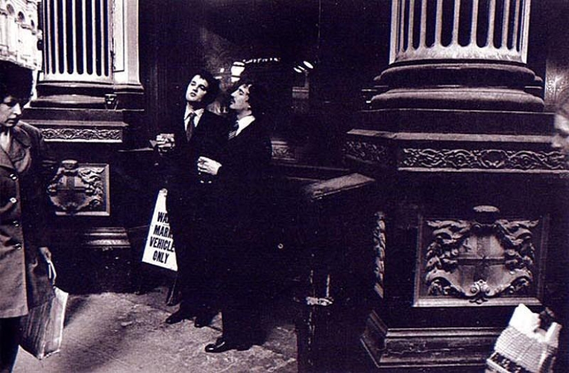 Photo from the rare edition of Ian Berry &quot;The English&quot;