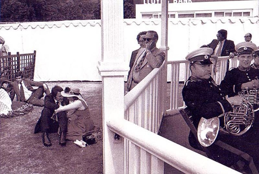 Photo from the rare edition of Ian Berry &quot;The English&quot;