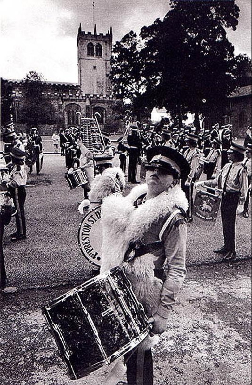 Photo from the rare edition of Ian Berry &quot;The English&quot;