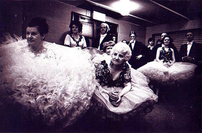 Photo from the rare edition of Ian Berry &quot;The English&quot;