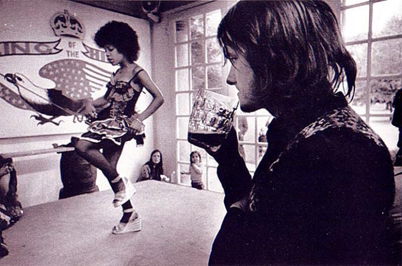 Photo from the rare edition of Ian Berry &quot;The English&quot;