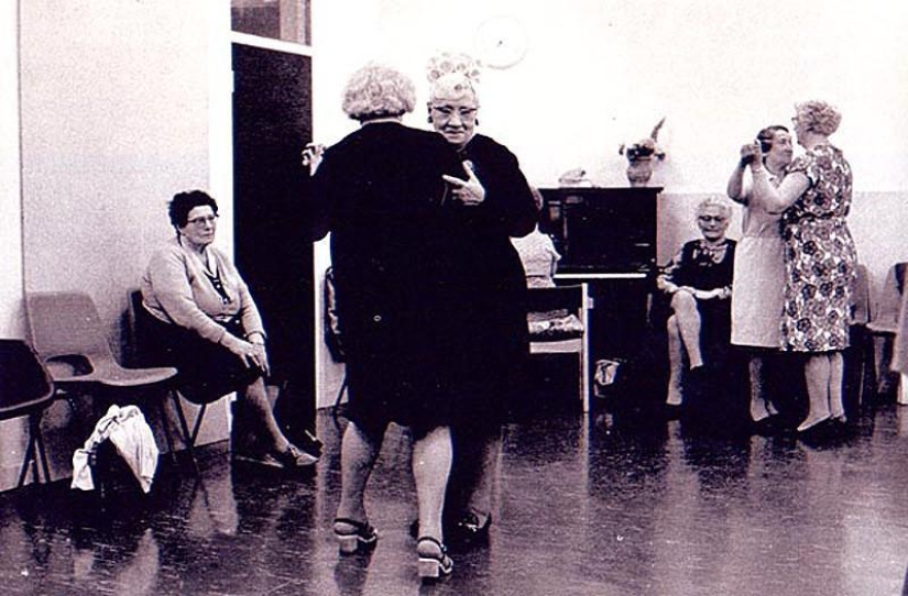 Photo from the rare edition of Ian Berry &quot;The English&quot;