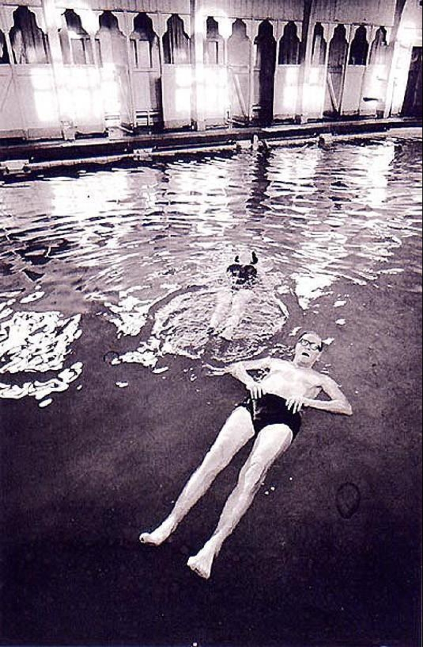 Photo from the rare edition of Ian Berry &quot;The English&quot;