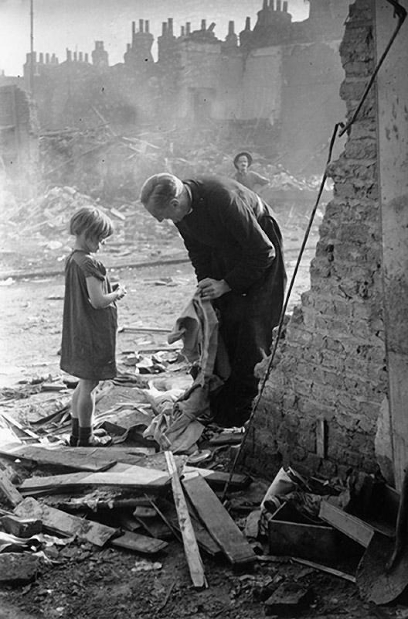 Photographer Bert Hardy