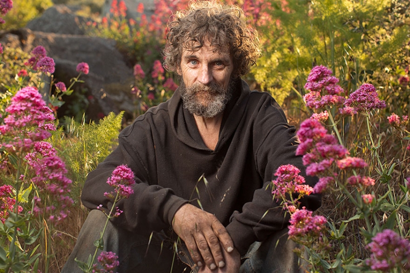 Photographer shows the homeless in a new light and reminds us that they are people too Photographer shows the homeless in a new light and reminds us that they are people too