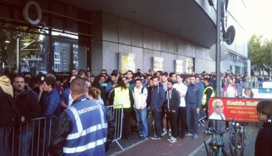 Photos from queues for iPhone 6 around the world Photos from queues for iPhone 6 around the world