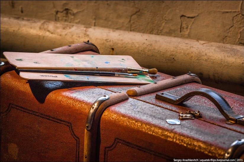 Pintura desnuda: esta chica pinta cuadros con sus pechos! Pintura desnuda: esta chica pinta cuadros con sus pechos!