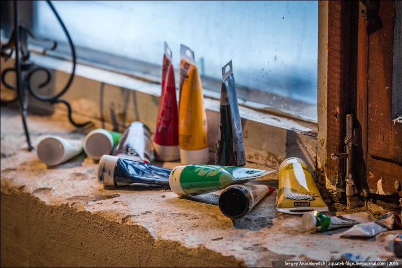 Pintura desnuda: esta chica pinta cuadros con sus pechos! Pintura desnuda: esta chica pinta cuadros con sus pechos!