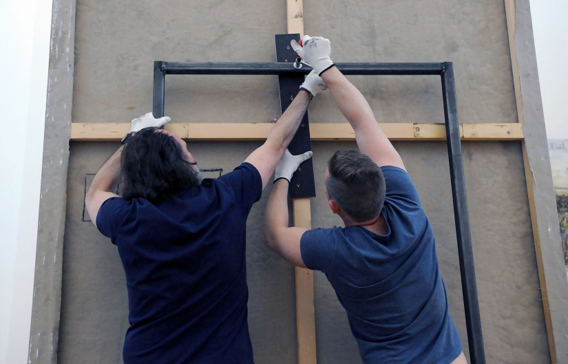 Pinturas de plomo, hierba y dolor: cómo se monta la exposición de Anselm Kiefer en el Museo Estatal del Hermitage