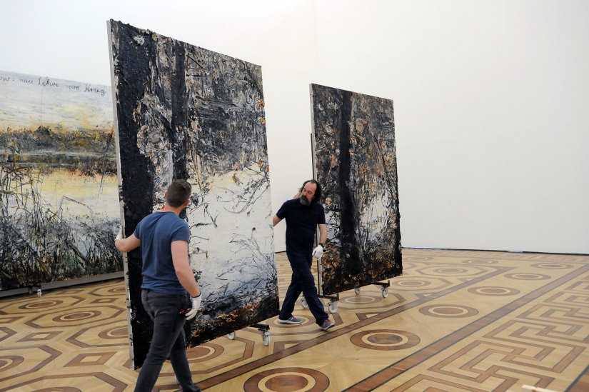 Pinturas de plomo, hierba y dolor: cómo se monta la exposición de Anselm Kiefer en el Museo Estatal del Hermitage