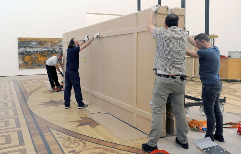 Pinturas de plomo, hierba y dolor: cómo se monta la exposición de Anselm Kiefer en el Museo Estatal del Hermitage