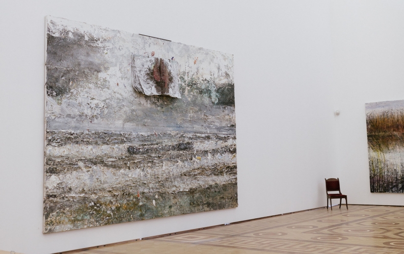 Pinturas de plomo, hierba y dolor: cómo se monta la exposición de Anselm Kiefer en el Museo Estatal del Hermitage