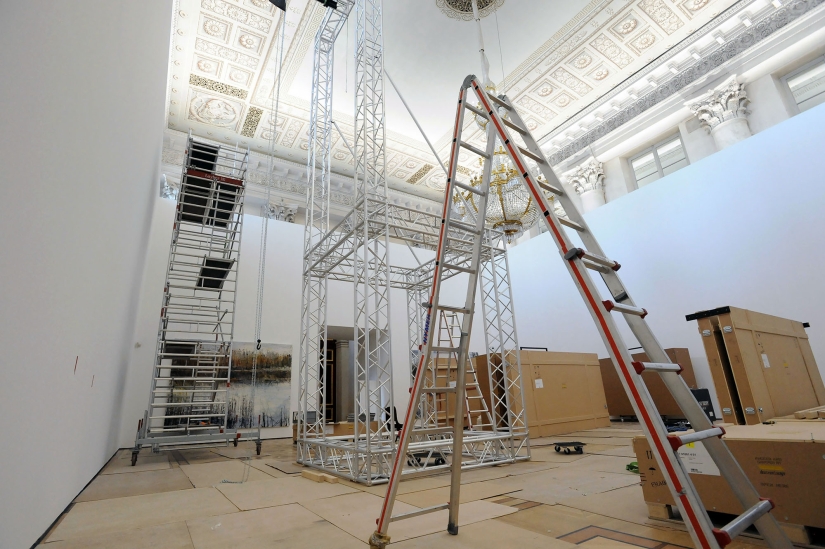 Pinturas de plomo, hierba y dolor: cómo se monta la exposición de Anselm Kiefer en el Museo Estatal del Hermitage