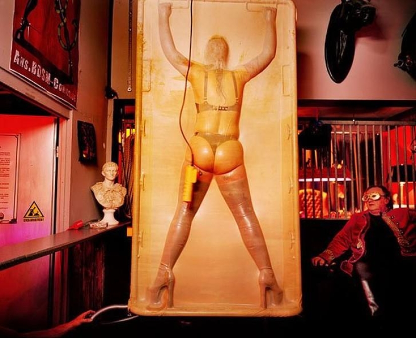 Pleasure Garden: the life of the regulars of swinger clubs Pleasure Garden: the life of the regulars of swinger clubs