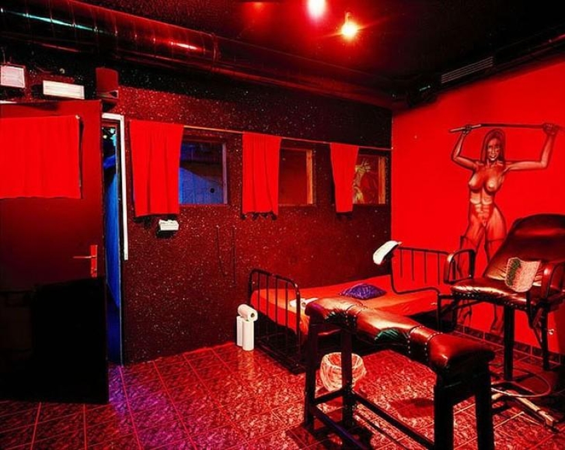 Pleasure Garden: the life of the regulars of swinger clubs Pleasure Garden: the life of the regulars of swinger clubs