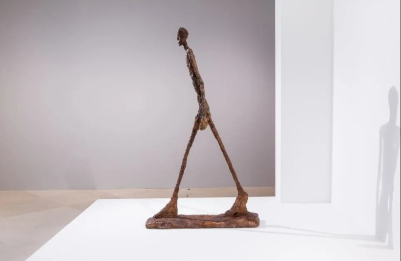 Pocos creerían que esta es la escultura más cara del mundo: ¿cómo es el famoso "Señalador" valorado en 141.000.000 de dólares?