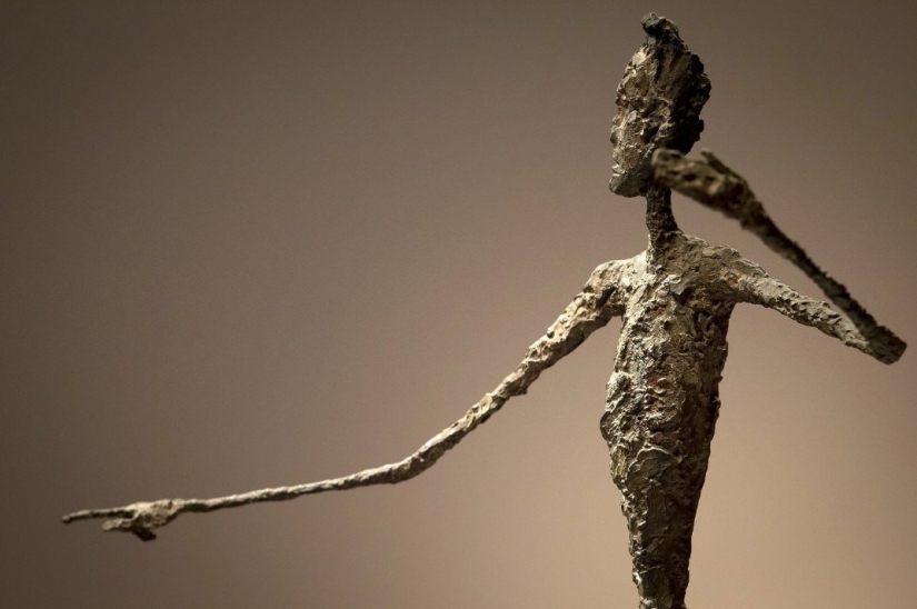 Pocos creerían que esta es la escultura más cara del mundo: ¿cómo es el famoso "Señalador" valorado en 141.000.000 de dólares?