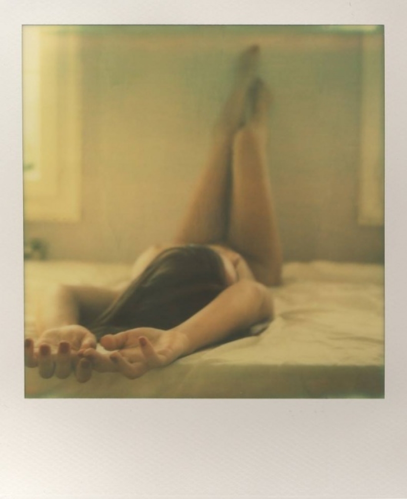Polaroids eróticas de 66 fotógrafos del proyecto Raw Beauties
