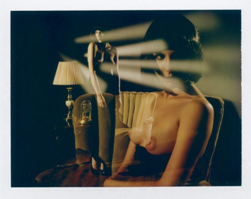 Polaroids eróticas de 66 fotógrafos del proyecto Raw Beauties
