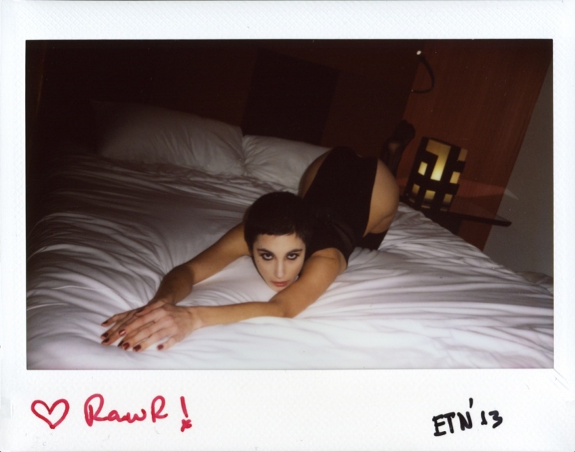 Polaroids eróticas de 66 fotógrafos del proyecto Raw Beauties