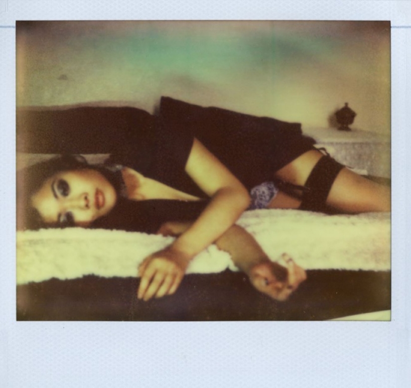 Polaroids eróticas de 66 fotógrafos del proyecto Raw Beauties