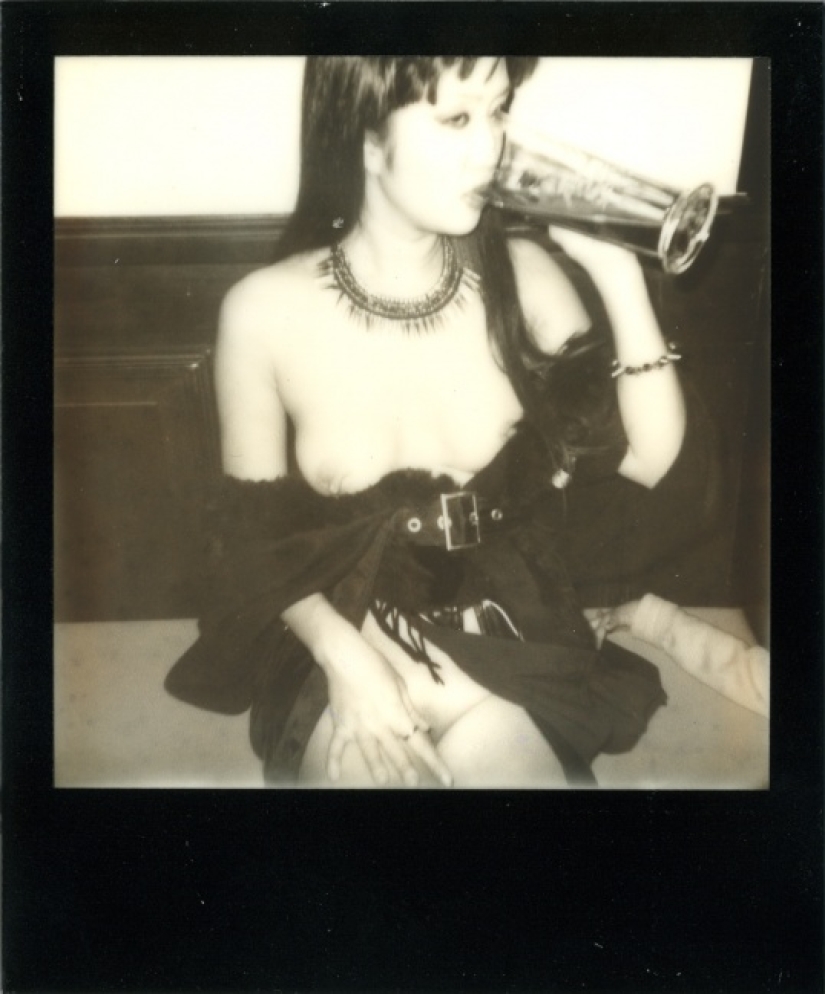 Polaroids eróticas de 66 fotógrafos del proyecto Raw Beauties