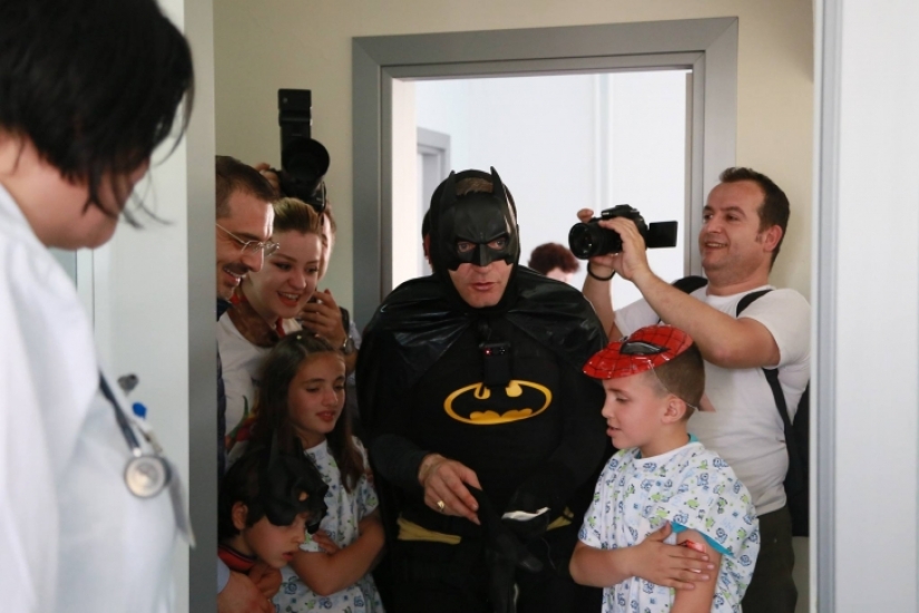 Policías albaneses disfrazados de superhéroes para felicitar a los niños enfermos por las vacaciones