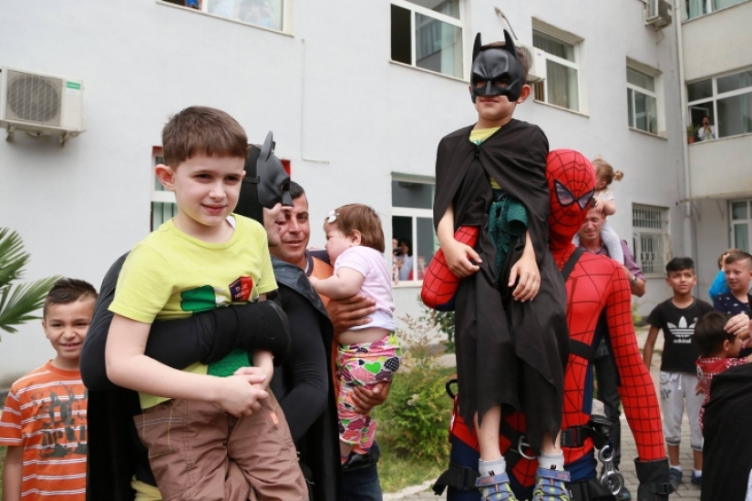 Policías albaneses disfrazados de superhéroes para felicitar a los niños enfermos por las vacaciones