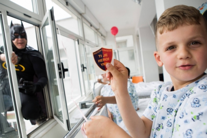 Policías albaneses disfrazados de superhéroes para felicitar a los niños enfermos por las vacaciones